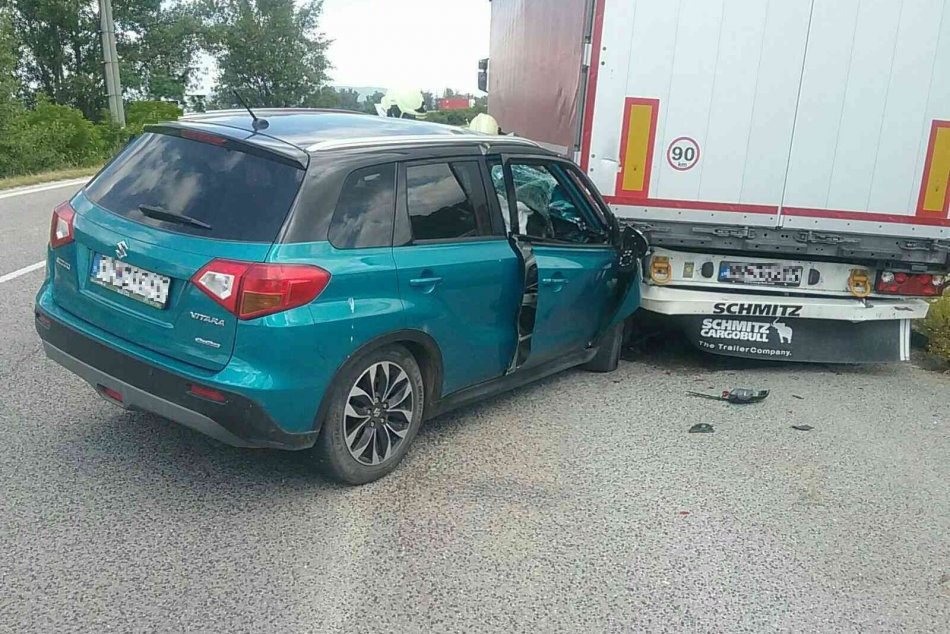 FOTO: Zrážka osobného auta s kamiónom v Lúke si vyžiadala jednu zranenú osobu