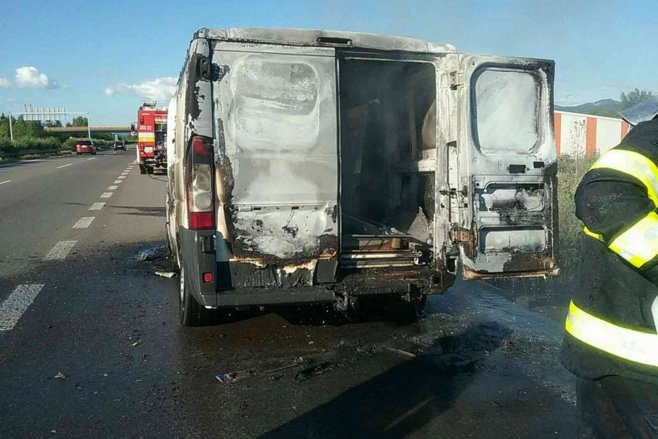 FOTO: Hasiči likvidovali požiar dodávky na diaľnici D1 pri Ilave