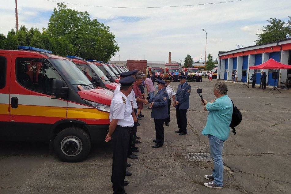 FOTO: V Trenčianskom kraji si nové hasičské vozidlá prevzali zástupcovia 13 obcí