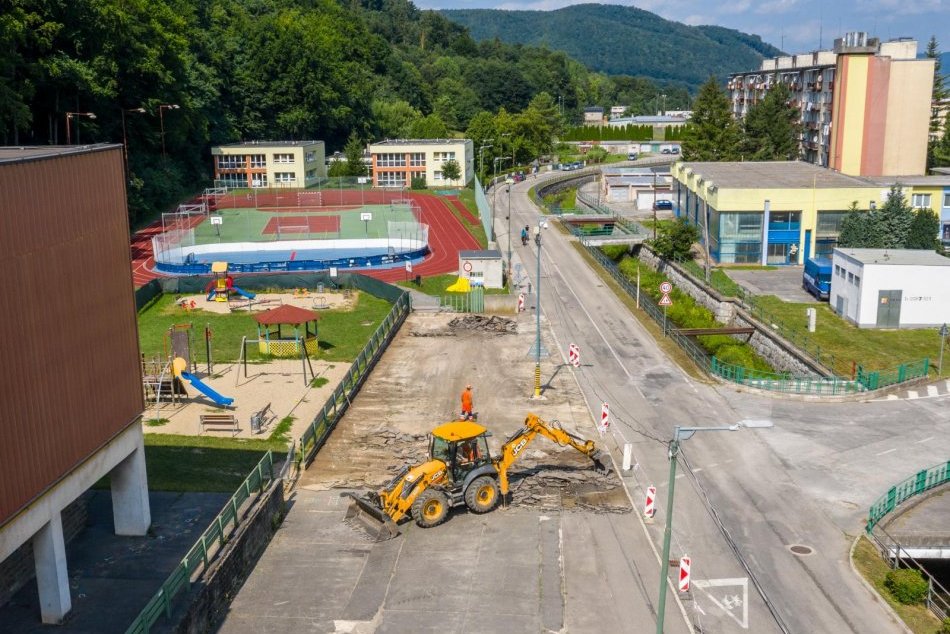 FOTO: V Trenčianskych Tepliciach začali s obnovou verejných priestranstiev