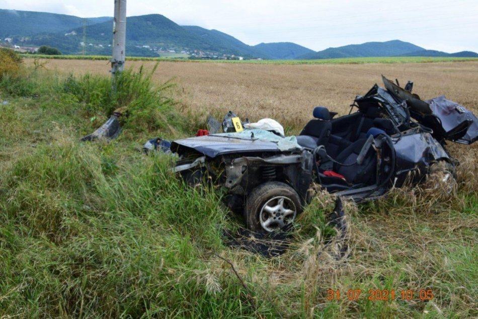 FOTO: Tragická nehoda na ceste pri Trenčianskych Miticiach