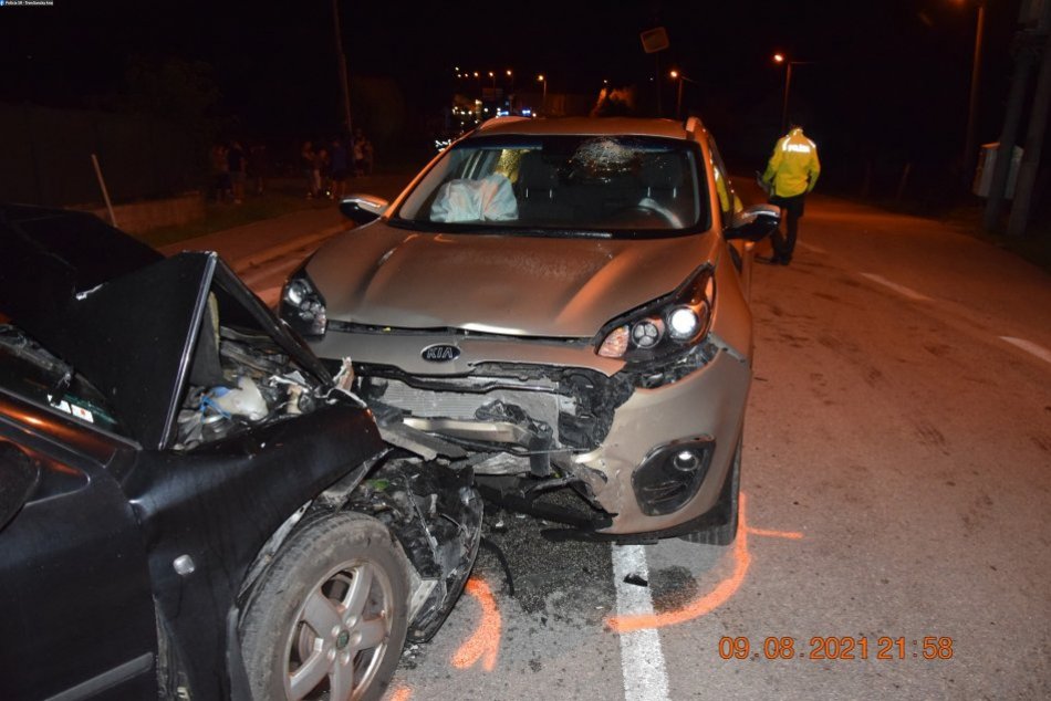 FOTO: Nehoda v Klobušiciach, opitý vodič v protismere a po zrážke dvaja zranení