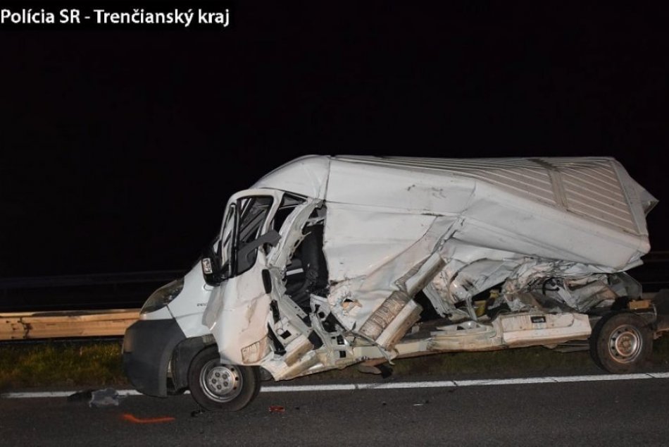 FOTO: Vážna nehoda uzavrela na dlhé hodiny diaľnicu v katastri obce Horná Streda