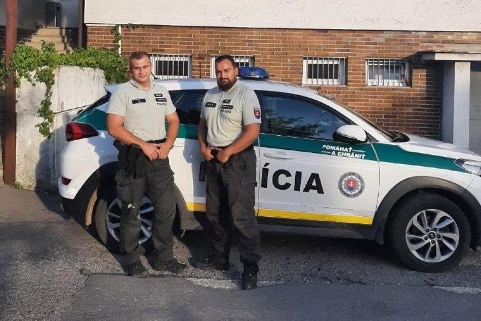 FOTO: Nemšovskí policajti Róbert Pelech a Lukáš Horný pomohli vodičke s defektom