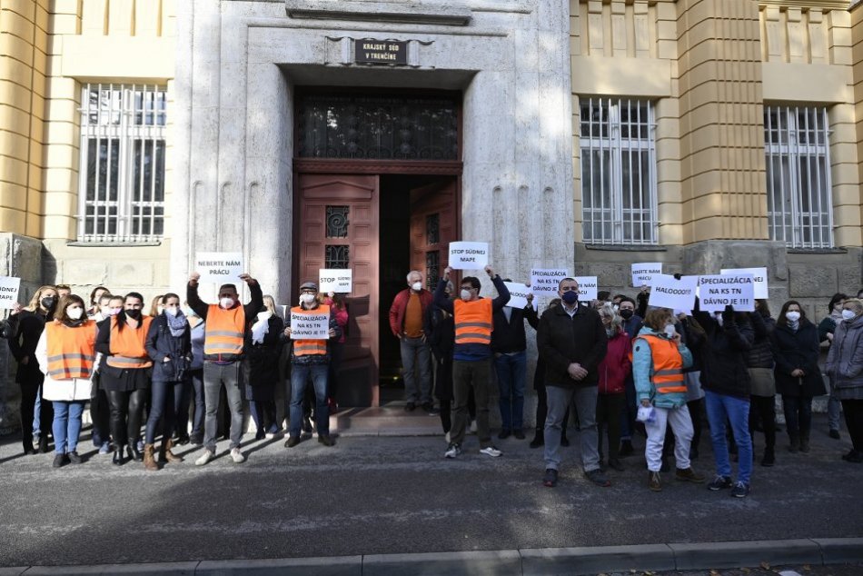 FOTO: Protest zamestnancov súdov v Trenčíne k navrhovanej reforme súdnej mapy