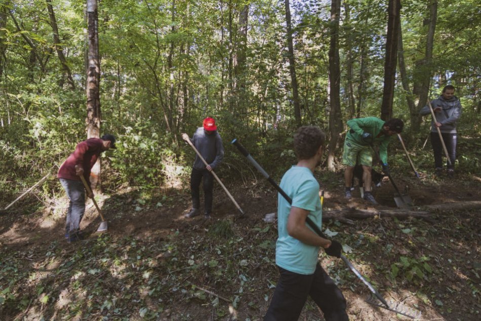 FOTO: Dobrovoľníci upravili v lesoparku Brezina trasy pre horských cyklistov