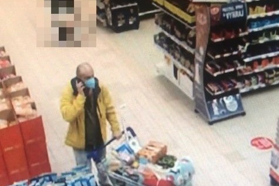 FOTO: Tento muž v trenčianskom obchode stratil peniaze, hľadá ho polícia