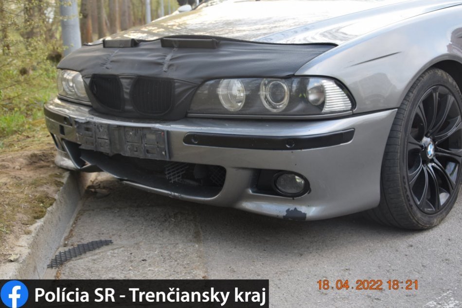 FOTO: Opitý vodič na Veľkonočný pondelok spôsobil v Trenčíne nehodu